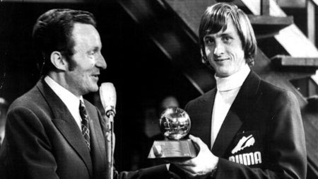 Cruyff phục hận Beckenbauer bằng
chiến thắng trong cuộc đua đến danh hiệu QBV