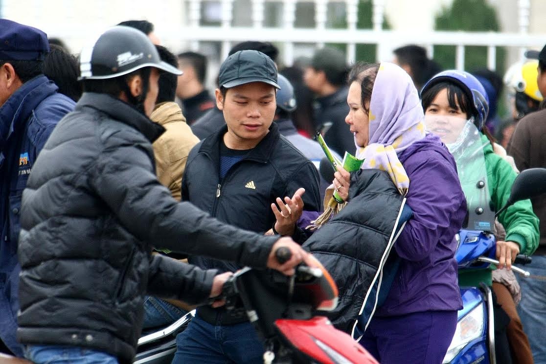 Giá vé trận Việt Nam-Malaysia được dân phe “hét” lên 2 triệu đồng/cặp - 1 Một phe vé chào mời người mua với giá 2 triệu đồng/cặp - Ảnh: Gia Hưng