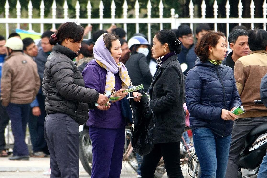 Giá vé trận Việt Nam-Malaysia được dân phe “hét” lên 2 triệu đồng/cặp - 2 Các pha có cả tập vé trên tay chỉ sau 2 tiếng từ lúc mở cửa bán vé - Ảnh: Gia Hưng