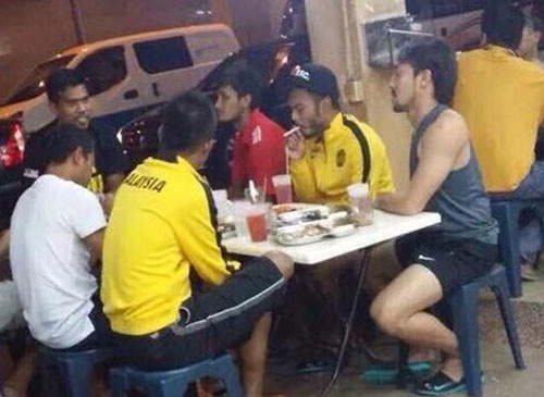 Liên đoàn bóng đá Malaysia không ra án phạt nặng với Safee Sali - 1 Tuy nhiên, án phạt nặng hơn cả với Safee Sali chính là một
án phạt kỷ luật nội bộ từ FAM.