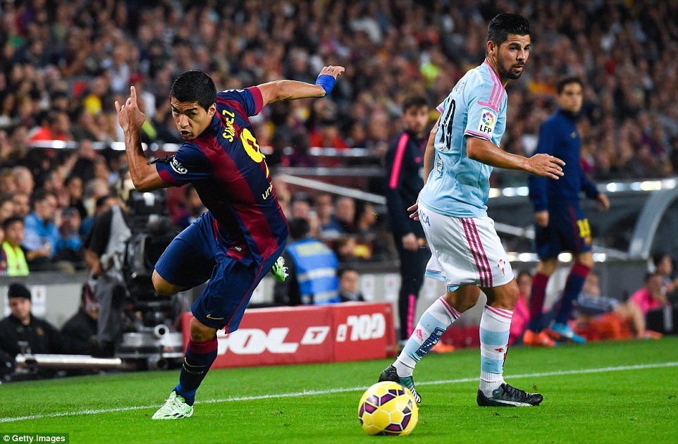 Luis Suarez chơi quá vô duyên trước khung thành đối phương