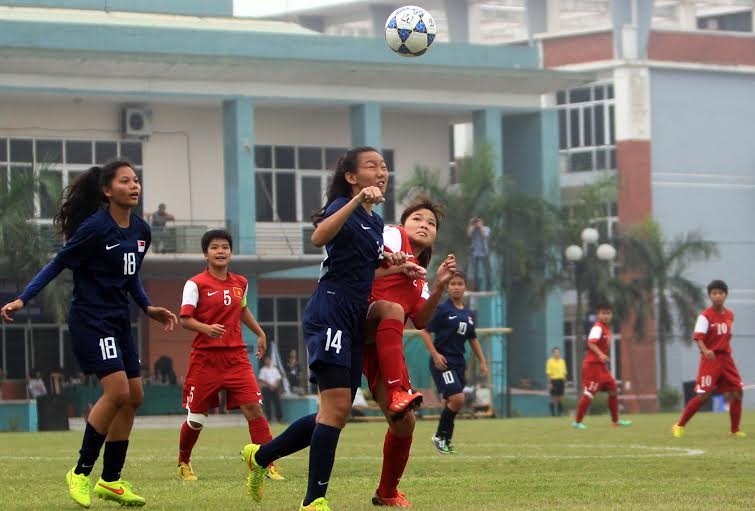 U19 nữ Việt Nam thắng đậm Singapore ngày ra quân - 1 U19 nữ Việt Nam thi đấu trên cơ hoàn toàn Singapore - Ảnh: Gia Hưng