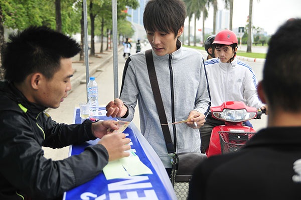 VFF nói gì về giá vé cao trận bán kết lượt về? - 2 Lượt khán giả đi xem đá bóng ở sân Mỹ Đình là chưa cao