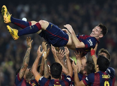 Lập hattrick, Messi trở thành chân sút số 1 trong lịch sử La Liga - 1 Đồng đội công kênh Messi để ăn mừng
kỷ lục
