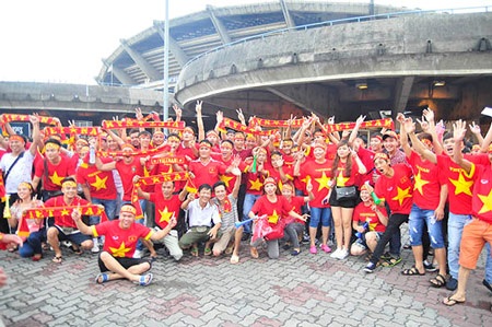 CĐV Việt Nam “đốt cháy” sân Shah Alam - 1 Rất đông các CĐV Việt Nam đã có mặt ở sân Shah Alam từ 17h