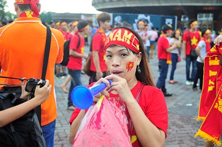 CĐV Việt Nam “đốt cháy” sân Shah Alam - 2 Nữ CĐV Việt Nam tin tưởng vào chiến thắng của đội tuyển Việt Nam
