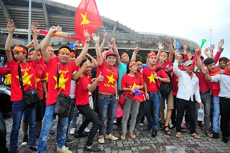 CĐV Việt Nam “đốt cháy” sân Shah Alam - 5 Các CĐV Việt Nam tạo nên bầu không khí sôi động bên ngoài sân đấu