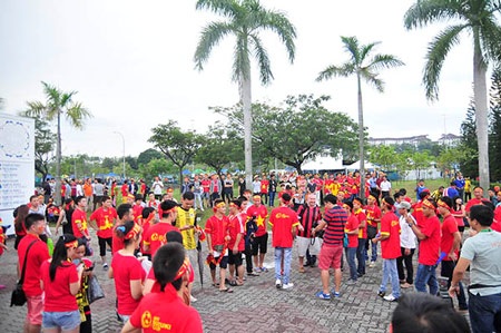 CĐV Việt Nam “đốt cháy” sân Shah Alam - 6 Các CĐV Việt Nam tạo nên bầu không khí sôi động bên ngoài sân đấu