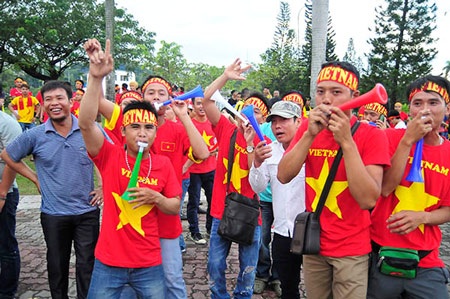 CĐV Việt Nam “đốt cháy” sân Shah Alam - 7 Nhiều bạn trẻ là du học sinh Việt ở Malaysia cũng ra sân cổ vũ đội tuyển
