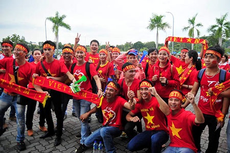 CĐV Việt Nam “đốt cháy” sân Shah Alam - 8 Nhiều bạn trẻ là du học sinh Việt ở Malaysia cũng ra sân cổ vũ đội tuyển