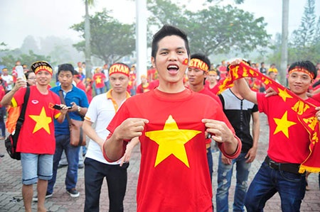 CĐV Việt Nam “đốt cháy” sân Shah Alam - 9 Một khoảng khán đài phủ màu đỏ của các CĐV Việt Nam