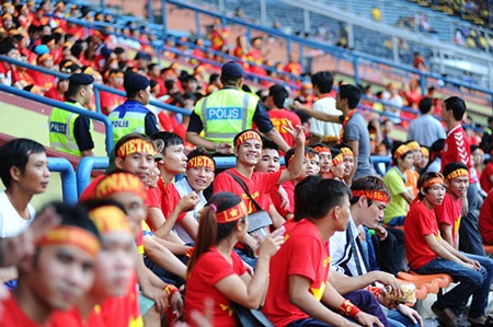 CĐV Việt Nam “đốt cháy” sân Shah Alam - 10 Một khoảng khán đài phủ màu đỏ của các CĐV Việt Nam