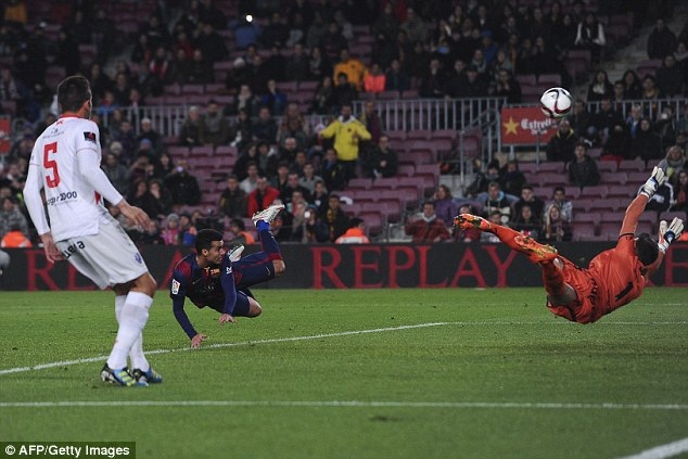 Pedro đã có cú hattrick hoàn hảo vào lưới Huesca