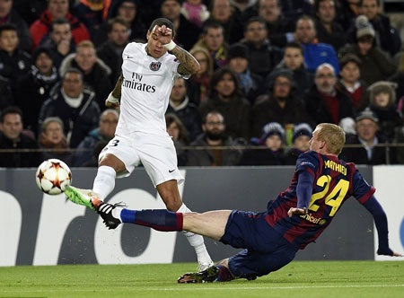 Những khoảnh khắc “cây đinh ba” Messi-Neymar-Suarez nhấn chìm PSG - 5 Lucas Moura trong tình huống tranh bóng với Mathieu