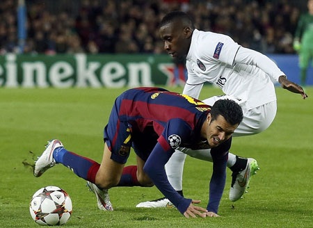 Những khoảnh khắc “cây đinh ba” Messi-Neymar-Suarez nhấn chìm PSG - 11 Busquets trong tình huống bị hậu vệ PSG phạm lỗi