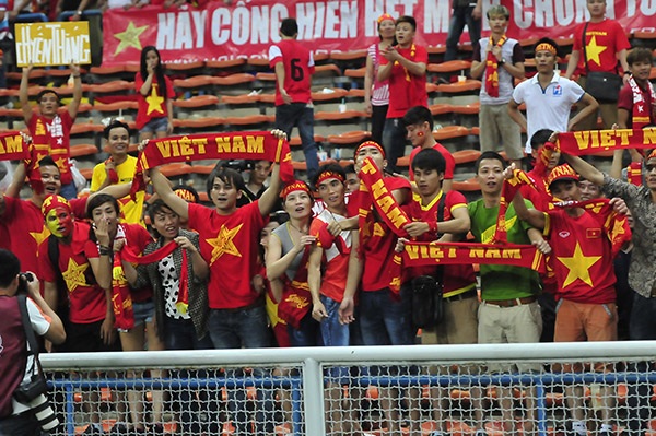 Ấn tượng với hình ảnh dọn rác của CĐV Việt Nam tại Shah Alam - 1 CĐV Việt Nam tạo ấn tượng lớn trên sân Shah Alam
