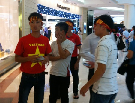 CĐV Việt Nam “đổ bộ” đến Shah Alam - 1 CĐV sẵn sàng cho trận đấu giữa chúng
ta và Malaysia