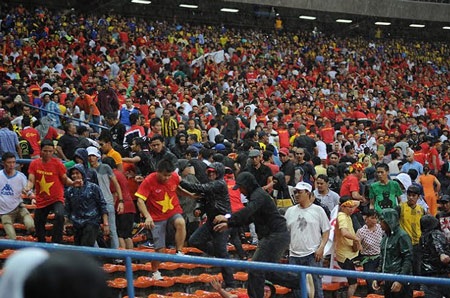 CĐV Malaysia tấn công CĐV Việt Nam - 2 An An
