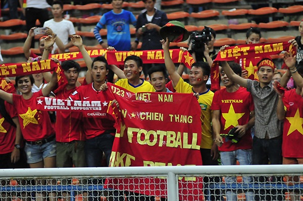 CĐV Việt Nam vẫn hết mình vì đội tuyển, dù năm trước bị tấn công tại Shah Alam
