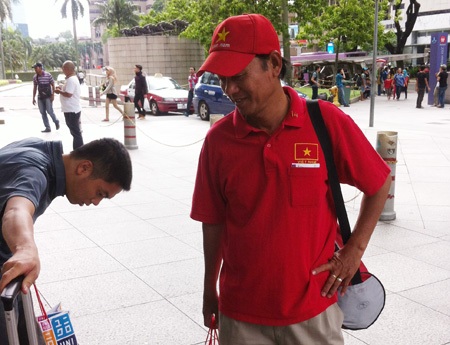 CĐV Việt Nam “đổ bộ” đến Shah Alam - 4 Chưa đến giờ thi đấu, các CĐV tranh
thủ dạo phố hoặc mua sắm