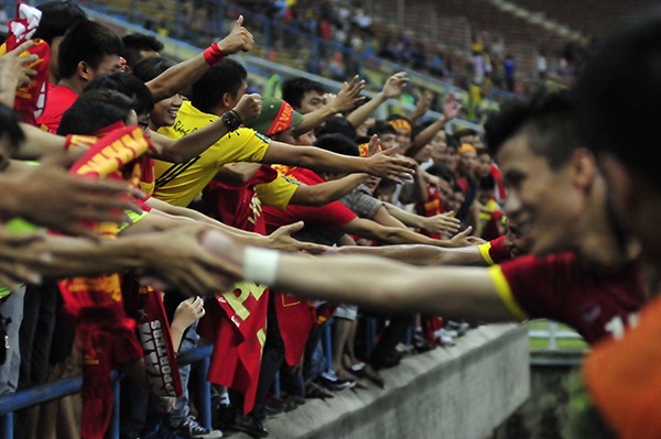 Các CĐV chúc mừng chiến thắng với U23 Việt Nam