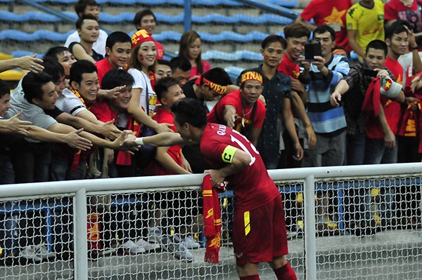 Nhiều CĐV đã khóc khi chia vui với thủ quân Quế Ngọc Hải