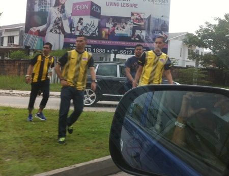 CĐV Việt Nam “đổ bộ” đến Shah Alam - 6 CĐV Malaysia cũng có mặt rất sớm