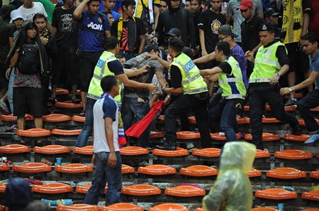 CĐV Malaysia tấn công CĐV Việt Nam - 7 An An