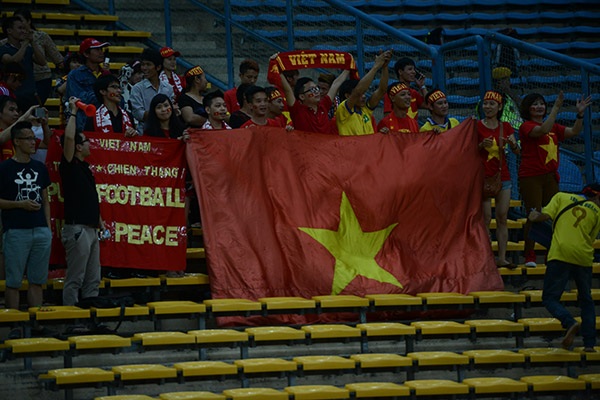 Ấn tượng với hình ảnh dọn rác của CĐV Việt Nam tại Shah Alam - 9 Hình ảnh đẹp của các CĐV Việt Nam tại Shah Alam