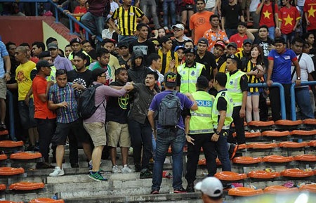 CĐV Malaysia tấn công CĐV Việt Nam - 10 An An
