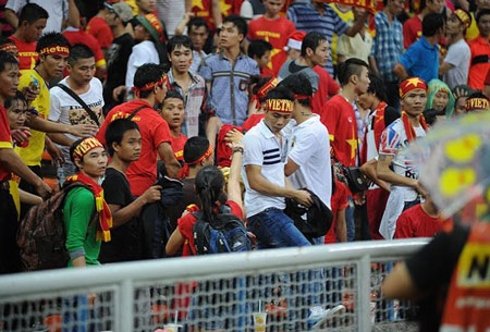 CĐV Malaysia tấn công CĐV Việt Nam - 11 An An