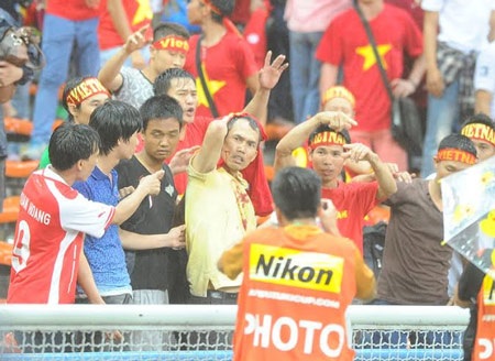 CĐV Malaysia tấn công CĐV Việt Nam - 12 An An