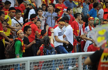 CĐV Malaysia tấn công CĐV Việt Nam - 13 An An