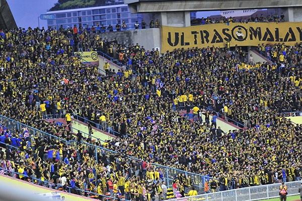 CĐV Malaysia âm thầm tới Hà Nội - 1 CĐV Malaysia đến Việt Nam không quá đông