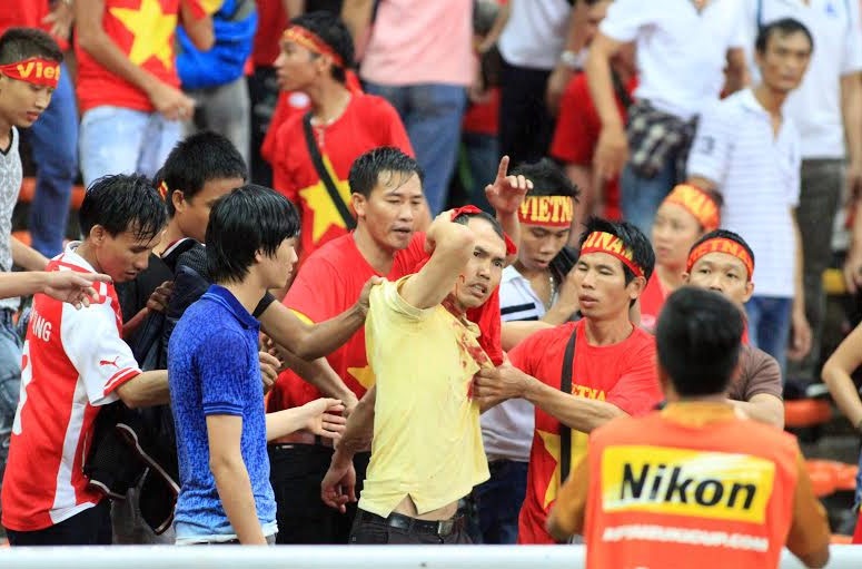 Các CĐV Việt Nam đã trải qua những thời khắc kinh hoàng - Ảnh: Gia Hưng