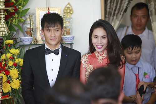 Công Vinh - Thủy Tiên rạng ngời trong ngày cưới - 4 Cô dâu-chú rể rạng người trong ngày cưới