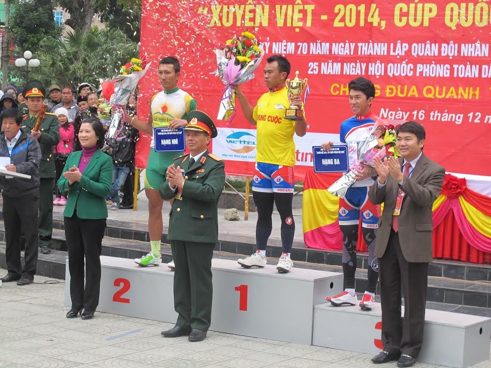 Giải đua xe đạp Xuyên Việt 2014: Dược Domesco Đồng Tháp 1 thắng lớn - 1 Đỗ Tuấn Anh lập cú đúp khi giành cả áo xanh và áo vàng.