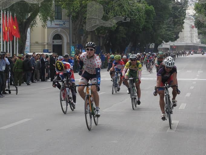 Loic Desriac (áo chấm đỏ) về nhất chặng 9