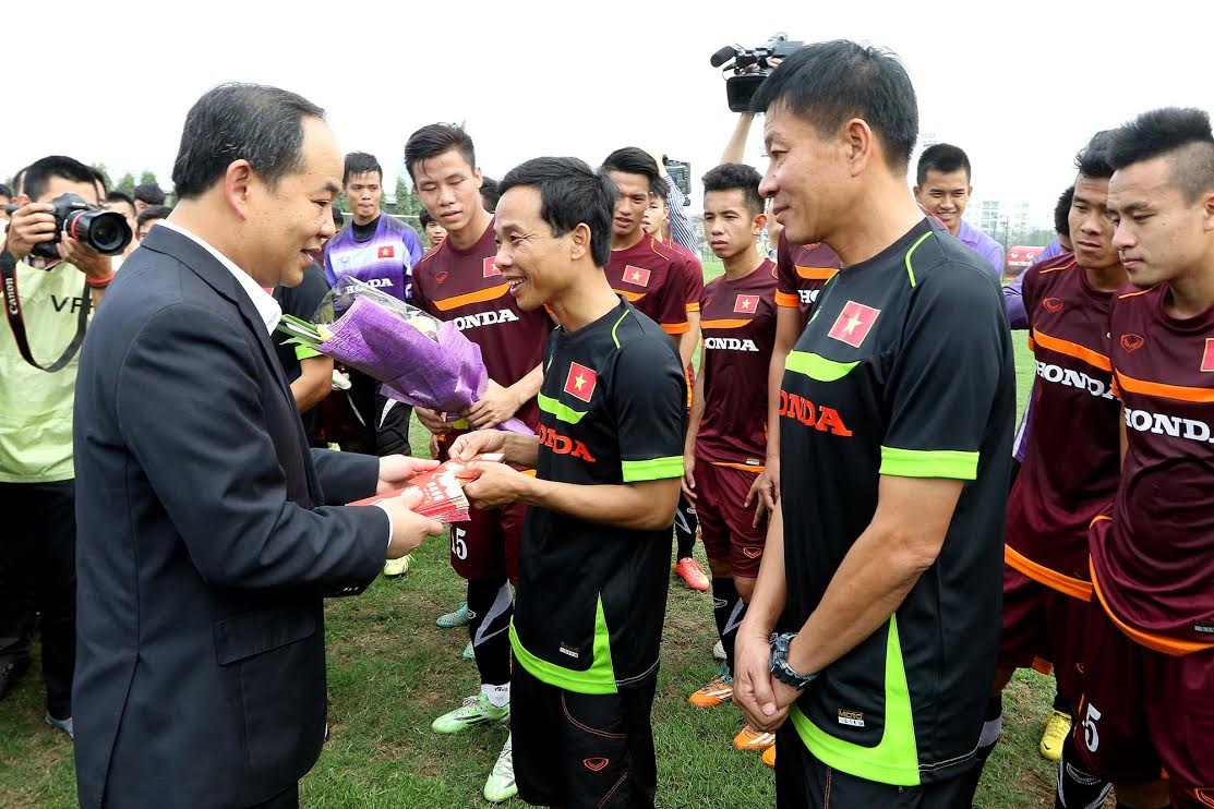 Thứ trưởng Lê Khánh Hải mừng tuổi cho ban huấn luyện U23 Việt Nam...