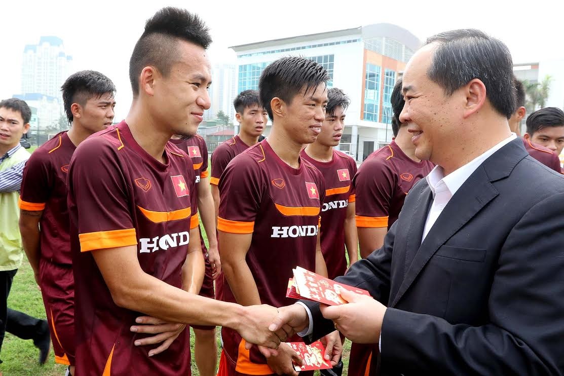 ...lẫn các cầu thủ trong đội - Ảnh: Gia Hưng