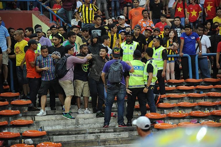 Truyền thông Malaysia phê phán việc CĐV nhà tấn công CĐV Việt Nam - 1 Báo giới Malaysia không đồng tình khí CĐV nhá tấn công CĐV Việt Nam - Ảnh: An An