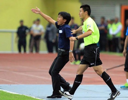Toshiya Miura trên tài Dollah Salleh trong ván cờ cân não - 2 HLV Miura tiếp tục thể hiện được tài cầm quân của mình - Ảnh: Gia Hưng