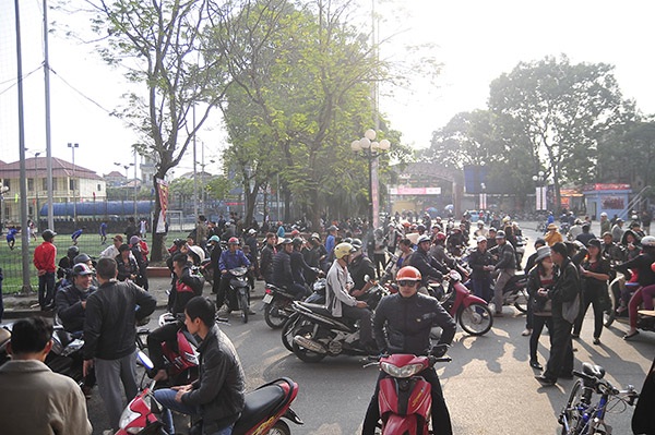 Phe vé “hỗn chiến” trước trận Hải Phòng-HA Gia Lai - 1 Rất đông CĐV và phe vé tập trung trước cổng sân Lạch Tray