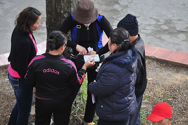 Phe vé “hỗn chiến” trước trận Hải Phòng-HA Gia Lai - 2 Các phe vé tụ tập, bán vé với giá gấp 2,3 lần giá gốc