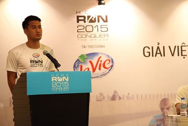 Phillip Nguyễn – Đại sứ giải việt dã Tp. HCM 2015 tài trợ
chính bởi La Vie tại buổi họp báo.