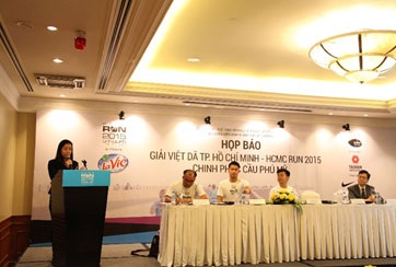 Phillip Nguyễn – Đại sứ giải việt dã Tp. HCM 2015 tài trợ
chính bởi La Vie tại buổi họp báo.