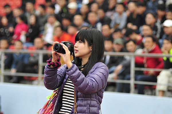 Nữ phóng viên Nhật Bản chăm chú theo dõi trận đấu