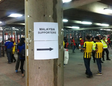 … và CĐV Malaysia đi các cổng
khác nhau