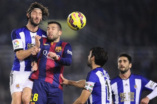 Alba đá phản lưới nhà, Barcelona gục ngã tại Anoeta - 1 Alba trở thành tội đồ của Barca với pha đá phản lưới nhà