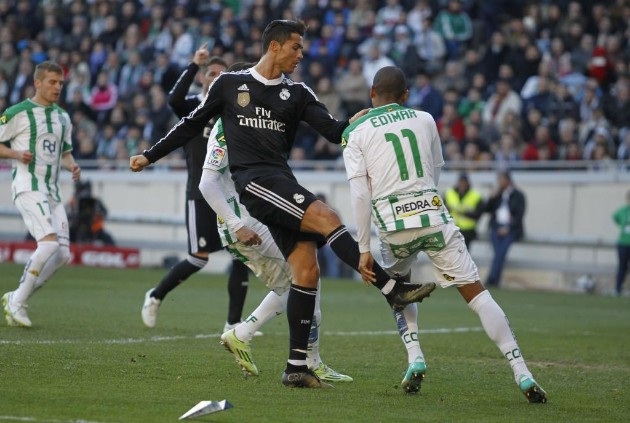 C.Ronaldo nhận thẻ đỏ, Real Madrid giành 3 điểm may mắn - 1 Tình huống chơi xấu rồi nhận thẻ đỏ của Ronaldo với Edimar
